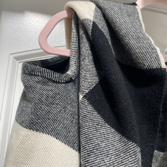 JCrew Black and White Buffalo Plaid Cape Scarf Wrap with fringe. Like new. - Picture 5 of 6